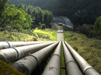 an image of a number of pipelines built on a mountain that pump liquid from a lesser reservoir to a greater reservoir.